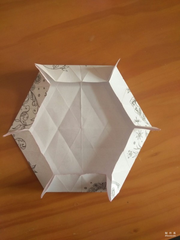 Simple and beautiful hand-made origami method of snowflake carton