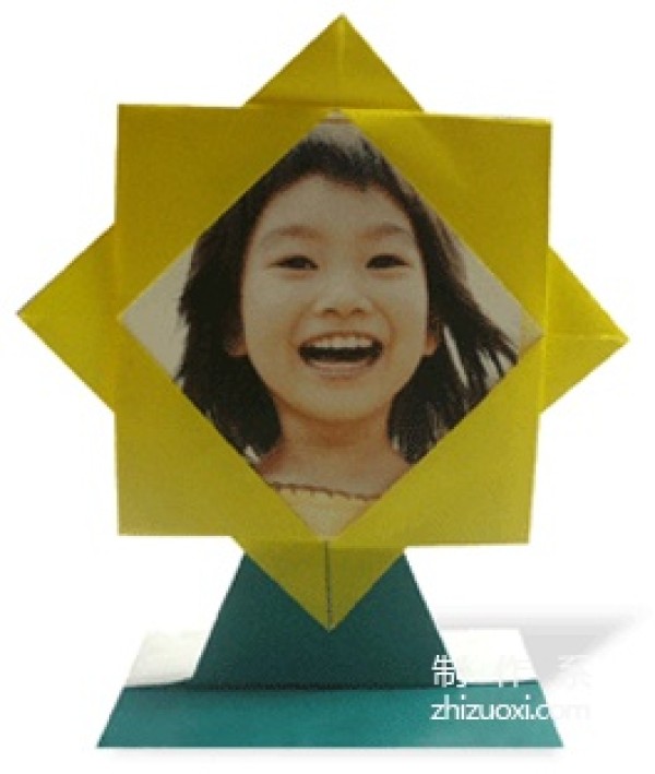 Origami method of sunflower photo frame