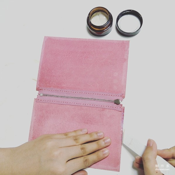 Make a magic zipper clutch