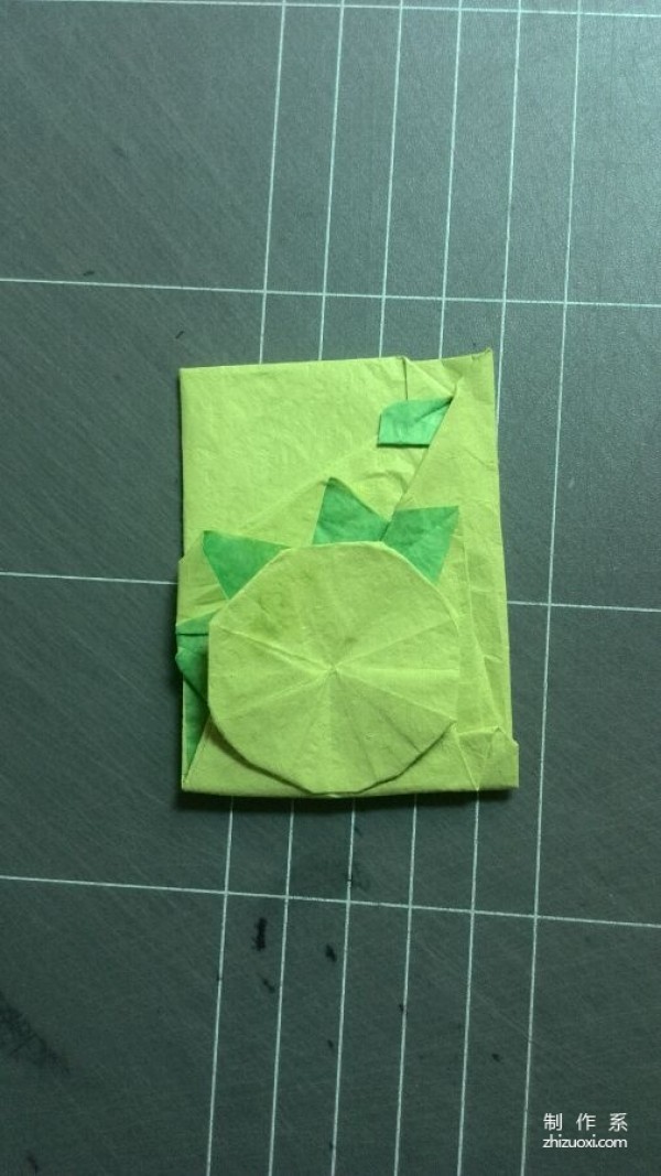 Creative packaging origami, real shot tutorial on folding a bottle of Vita lemon tea drink packaging with pattern origami