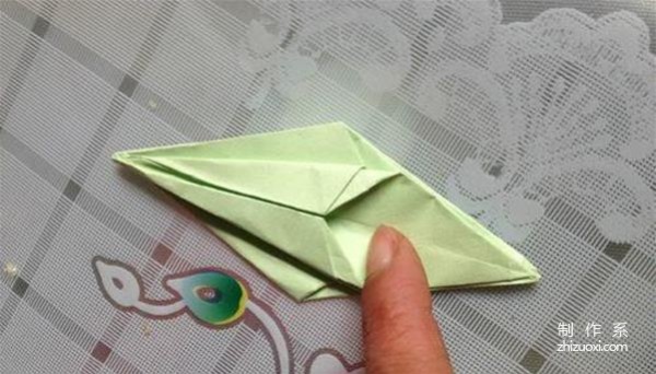 Illustration of simple origami method of single color lily flower origami