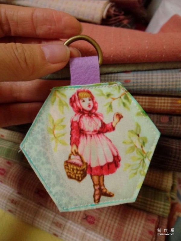 Handmade Fabric teaches you the detailed steps to make a super simple, beautiful and practical grandmother’s garden pin insert.