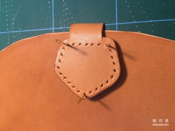 The production process of Hermès classic saddle bag