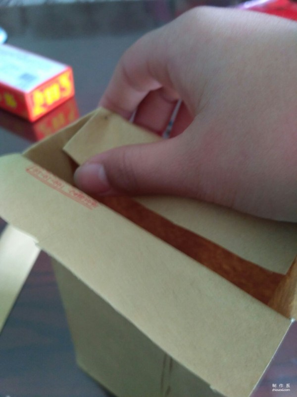 Illustration of the manual origami method of kraft paper packaging bags