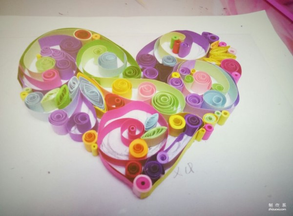 Tutorial on hand-made DIY beautiful heart-shaped pattern decorations from quilled paper crepe paper