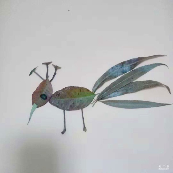 Method of hand-pasting leaves to draw small animals and peacocks