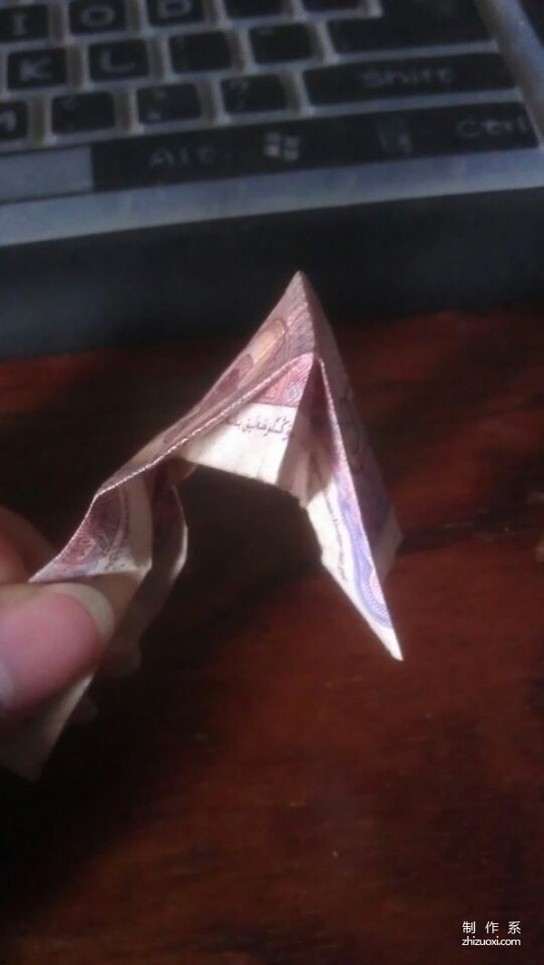 Detailed step-by-step diagram of using paper money to make origami couples clothes