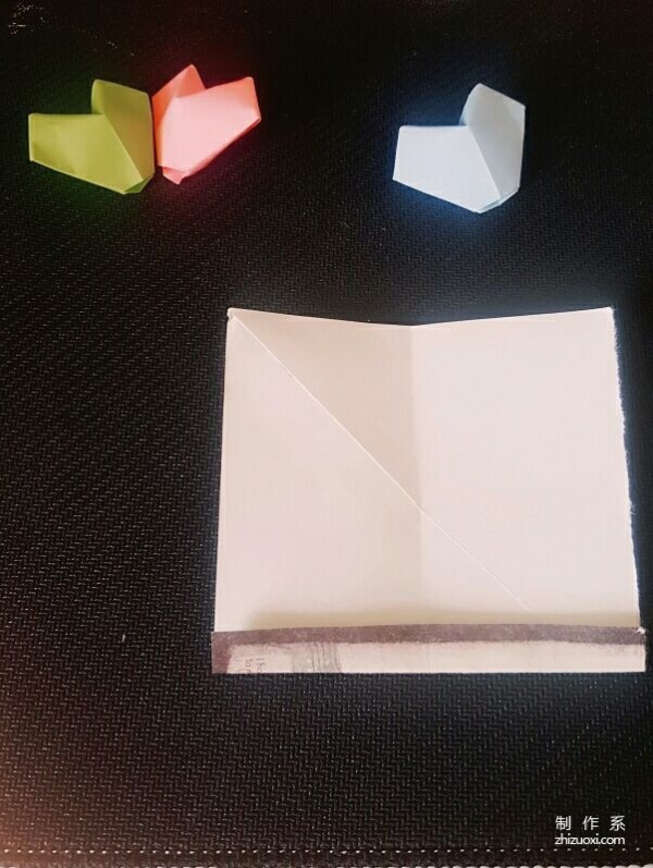 Illustration of the simple origami method of three-dimensional lucky heart and peach heart