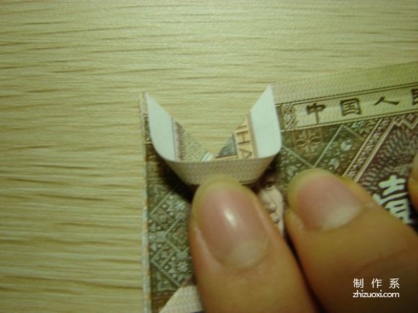 Illustrated tutorial for DIY handmade origami camera toys using RMB or US dollar banknotes