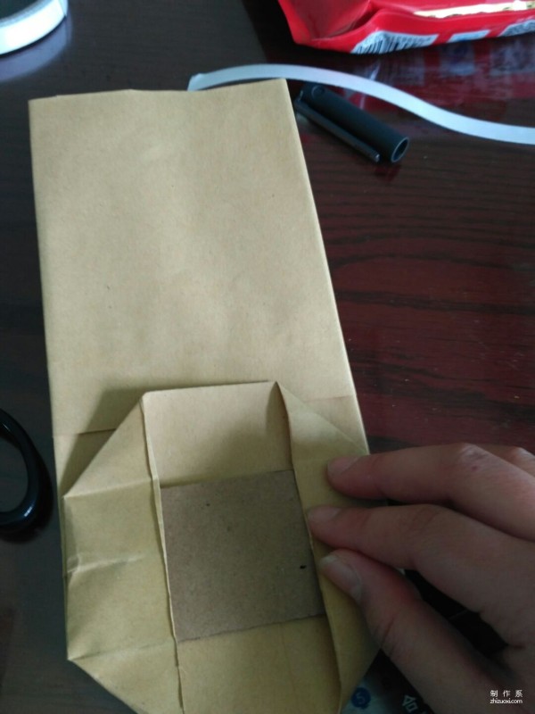 Illustration of the manual origami method of kraft paper packaging bags