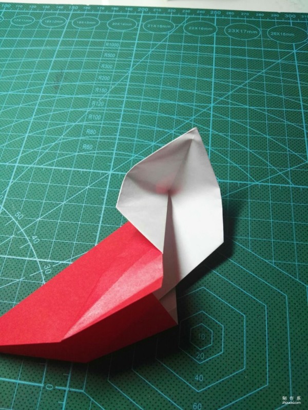 Illustrated tutorial on the origami method of the cute little fox