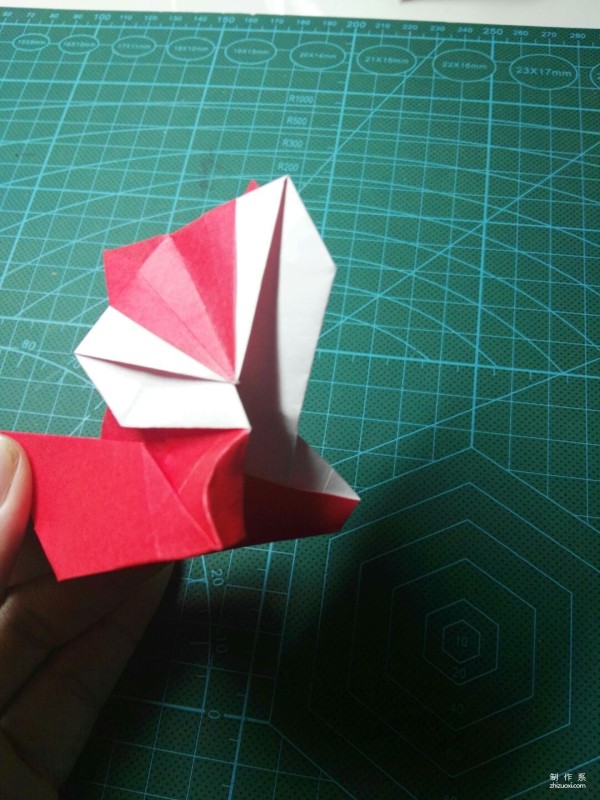 Illustrated tutorial on the origami method of the cute little fox