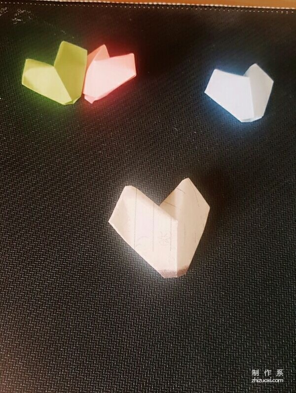 Illustration of the simple origami method of three-dimensional lucky heart and peach heart