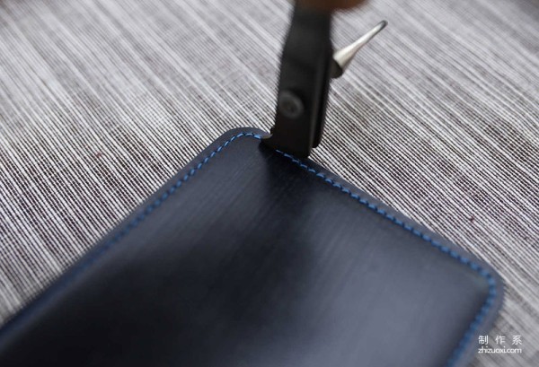 One of the methods of making handmade leather goods bulging: trimming the edges to make bulging