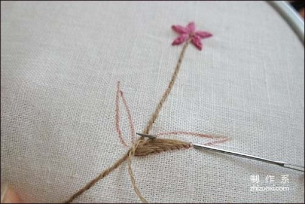 Illustrated tutorial on hand embroidery method of small daisy