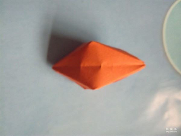 Simple hand-made origami method for children to make a three-dimensional hexagonal star