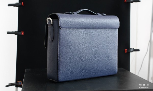 A combination of envelope bag and briefcase (production process)