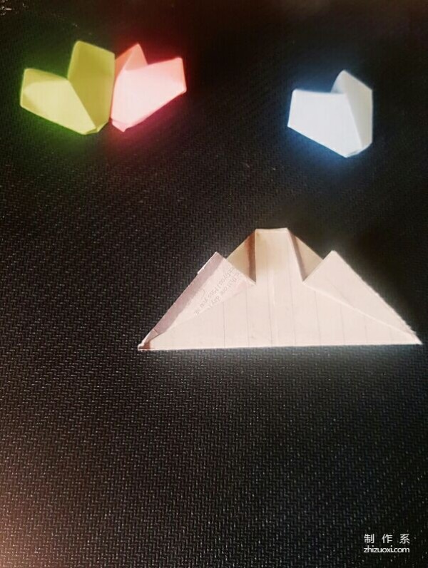 Illustration of the simple origami method of three-dimensional lucky heart and peach heart