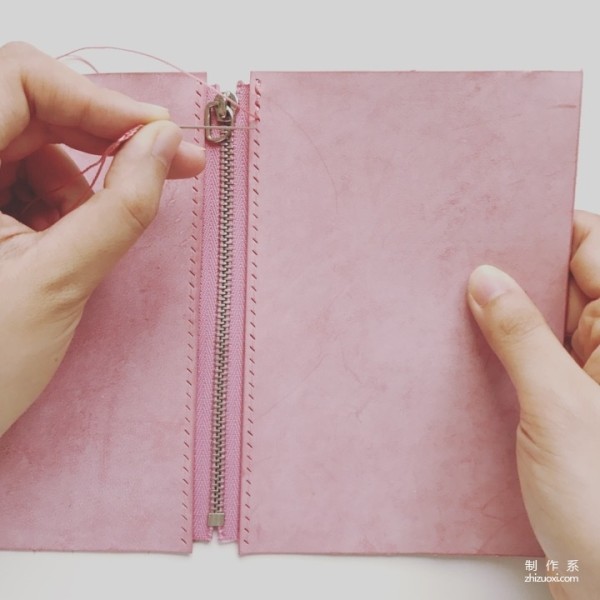 Make a magic zipper clutch