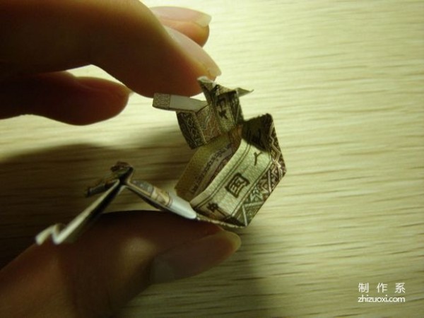 Illustrated tutorial for DIY handmade origami camera toys using RMB or US dollar banknotes