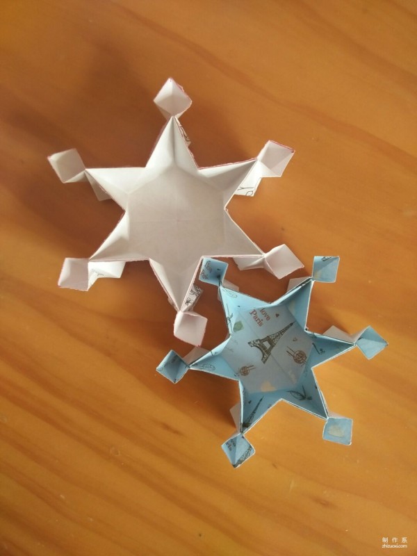 Simple and beautiful hand-made origami method of snowflake carton