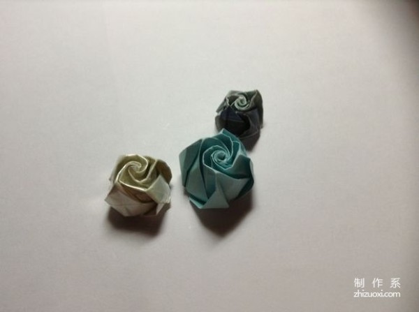 How to make origami roses with colored paper rolls