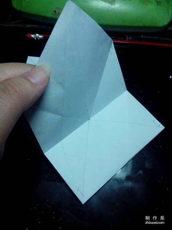 A real-life illustrated tutorial on how to make Aiswan paper box origami