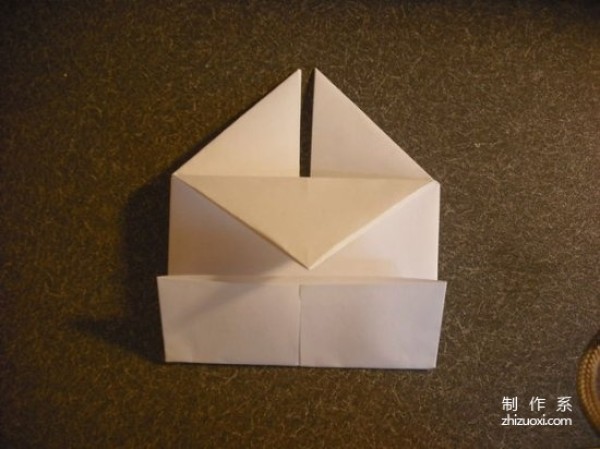 Use paper to fold a simple heart-shaped origami heart with step-by-step details