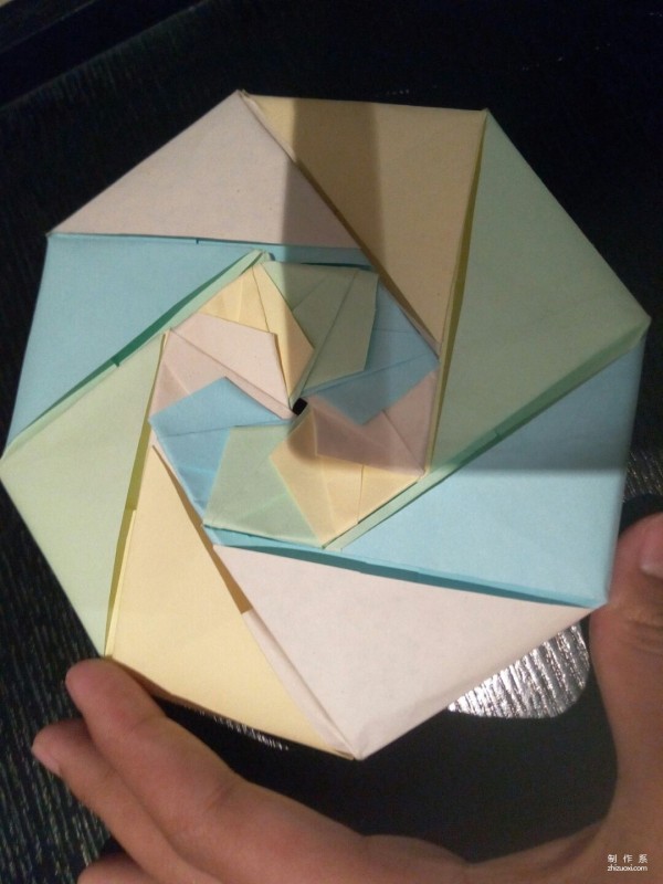 Illustrated tutorial on the manual origami method of angular paper boxes