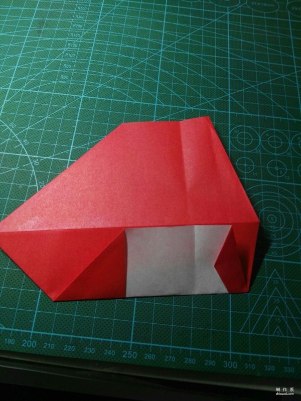 Illustrated tutorial on the origami method of the cute little fox