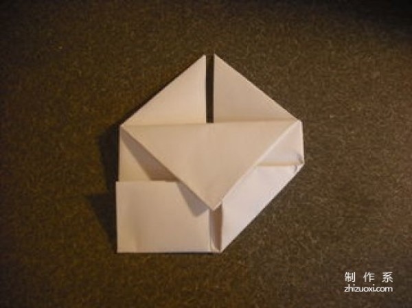 Use paper to fold a simple heart-shaped origami heart with step-by-step details