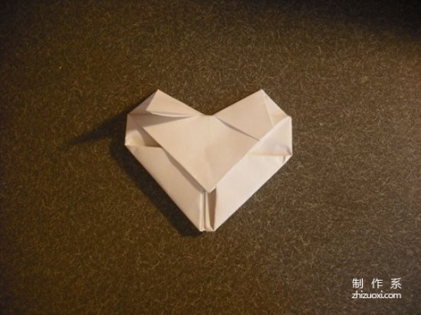 Use paper to fold a simple heart-shaped origami heart with step-by-step details