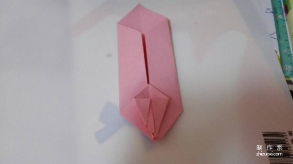 Illustration of the handmade origami method of DIY creative paper crane envelope