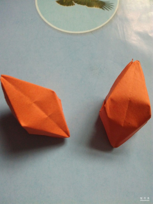 Simple hand-made origami method for children to make a three-dimensional hexagonal star