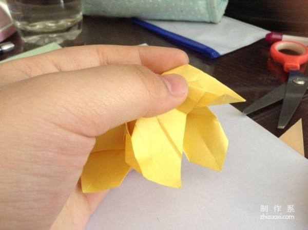 How to make origami roses with colored paper rolls