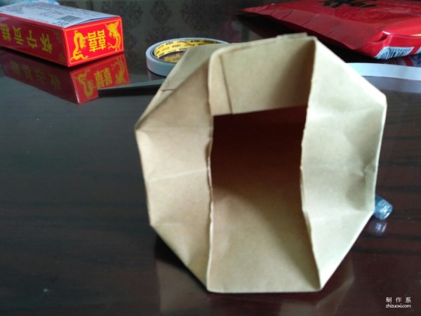 Illustration of the manual origami method of kraft paper packaging bags