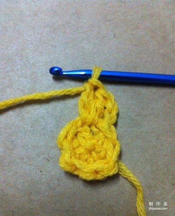 DIY tutorial for hand-knitted small pendant chick animal