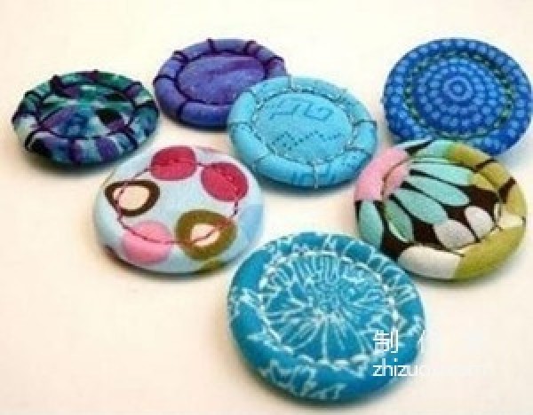 Make beautiful cloth buttons with practical household handicrafts. Use small parts and fabrics to make small cloth buttons yourself.