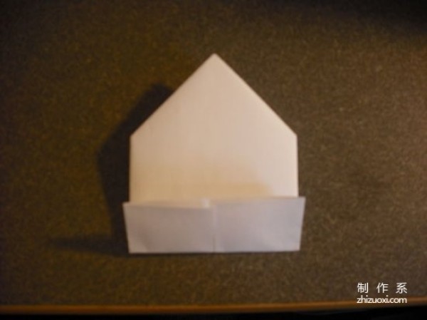 Use paper to fold a simple heart-shaped origami heart with step-by-step details