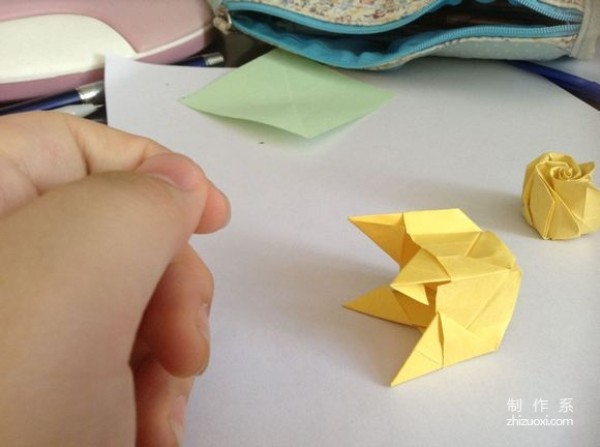 How to make origami roses with colored paper rolls