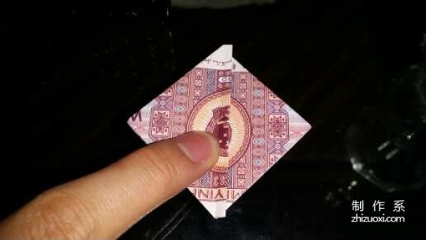 Tutorial on how to fold the little frog using five cents RMB