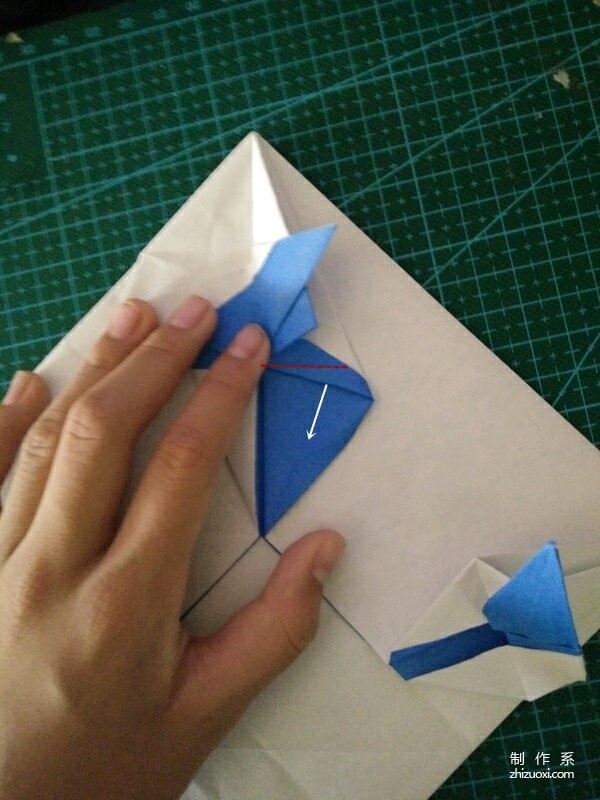 Detailed illustrated tutorial on hand-made origami of creative origami flat dragon pattern