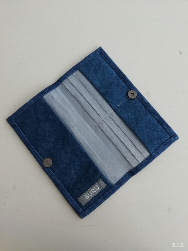 If you can’t find your favorite wallet, why not make one yourself? The process of making a tie-dye fabric handmade wallet