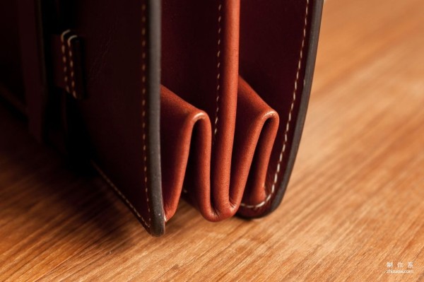 Classic leather briefcase with accordion side panels