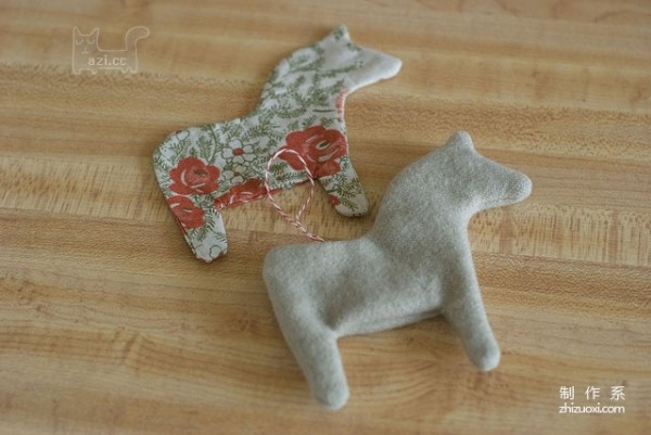 Handmade fabrics teaches you the detailed steps to make beautiful and simple pony pendants