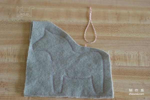 Handmade fabrics teaches you the detailed steps to make beautiful and simple pony pendants