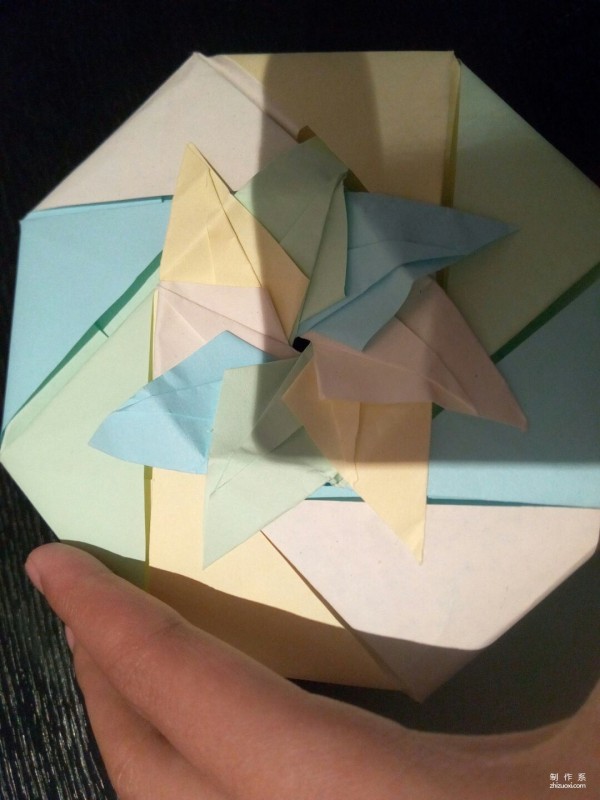 Illustrated tutorial on the manual origami method of angular paper boxes