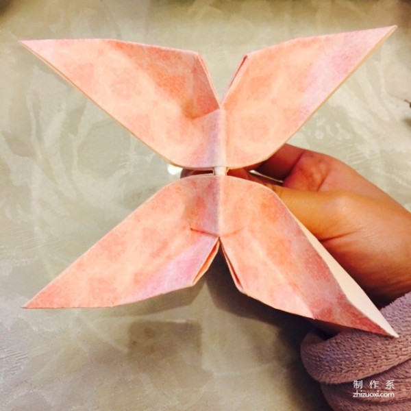 Origami method of handmade swallowtail butterfly Feifei