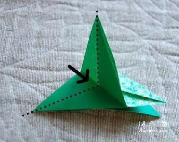 Teach you how to fold a three-dimensional four-leaf clover origami illustration