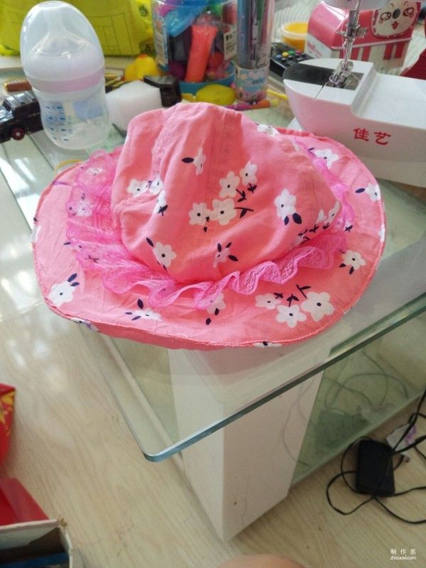 Illustrated tutorial on how to make handmade fabric baby hat with big brim